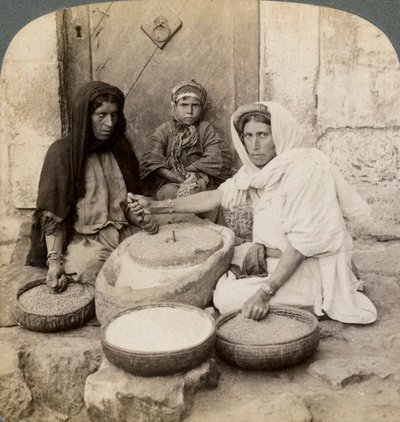 1900年，巴勒斯坦妇女在磨坊里打磨。 作者 安德伍德和安德伍德