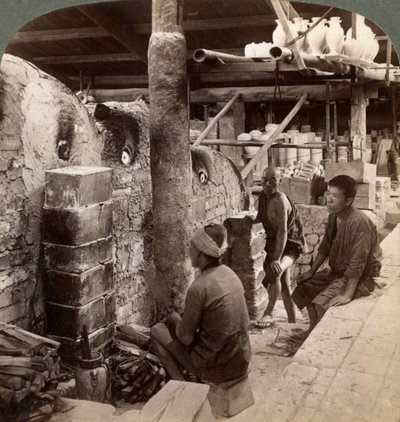 1904年，日本京都，Kinkosan作品的工人在观看满是岩田瓷器的窑炉。 作者 安德伍德和安德伍德