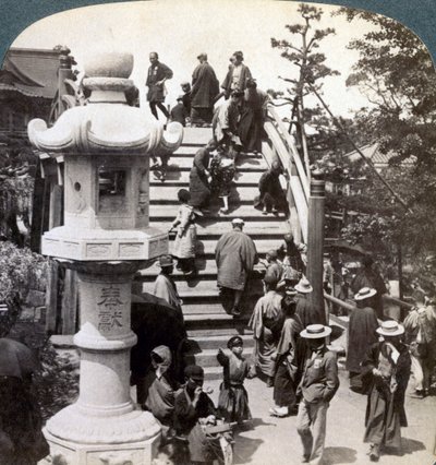 朝拜者越过半圆桥到达龟门寺，朝北，日本东京， 作者 安德伍德和安德伍德