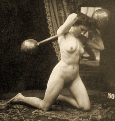 女性裸体行使与全球杠铃，c.1900（棕褐色照片） 作者 不明