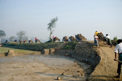 劳动者在推车上将土壤运到孟加拉国Kishorganj的Katiadi的砖场。孟加拉国有6000-7000个砖场，通常位于低洼地区的城镇之外 作者 不明