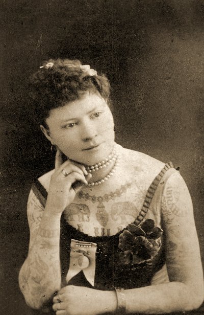 一名被刺字的妇女的画象，c.1905 作者 Unknown