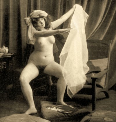 坐着头巾和面纱的女性裸体，c.1900（棕褐色照片） 作者 不明