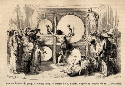 A Laotian beating gong in Muong Phang, weapon of several hammers, and striking with double blows on several instruments placed in front of him; the author of the story is represented in the audience, carrying his cardboard drawing under his arm. Engraving  作者 未知艺术家