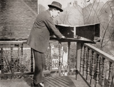 Archibald Montgomery Low带有听力计，来自1930年出版的“现代科学大师” 作者 不明