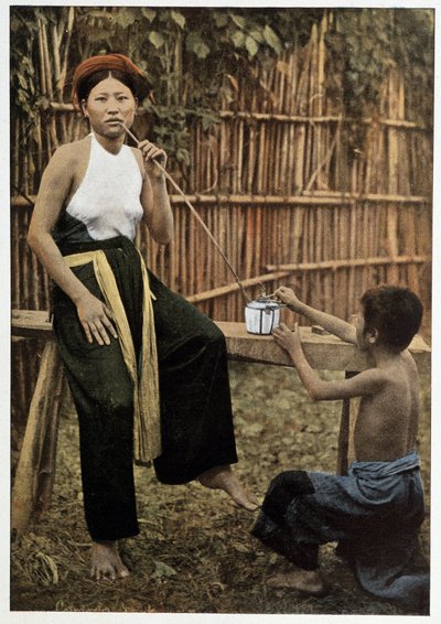 Asian woman smoking opium, circa 1898 作者 未知艺术家
