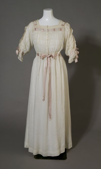 伯莎·帕默 (Bertha Palmer) 的睡衣，约 1880 年（前视图），白色棉布、蕾丝、刺绣和丝带。 作者 未知艺术家