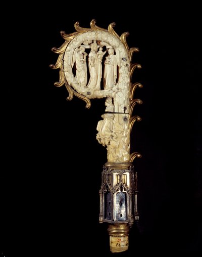 Eveque 以铜、金金属和象牙制成，代表两个天使之间的圣母。 1300 巴黎周边，中世纪国家博物馆，克鲁尼温泉浴场 作者 未知艺术家
