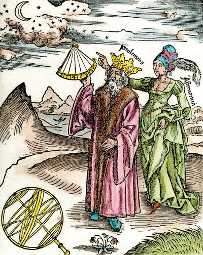 希腊天文学家克劳德·托勒密 (Claudius Ptolemaeus)（约公元 90 年至公元 168 年左右）使用六分仪和天文学。 1503 年雕刻。私人收藏 作者 未知艺术家