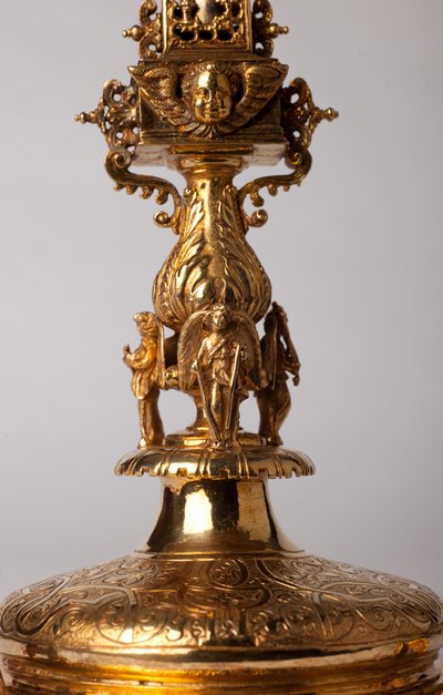 灵位十字架。金属加工，带有Juwels。源自修道院（Saint-Amand Tournai，前Elnone。16世纪。细节。 作者 未知艺术家