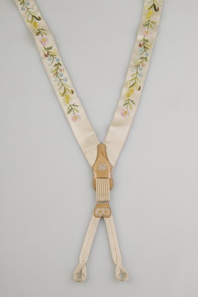 吊带，约1880年，刺绣白缎，皮革，银，制造商未知 作者 未知艺术家