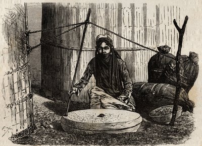 土尔扈特妇女使用谷物磨盘，启动一个巧妙的曲柄系统，上面的石头转动，将这块石头在另一块石头上摩擦，粉碎谷物，这些谷物构成了土尔扈特人饮食的基础，形式为面包、煮食、糍粑。铭文 作者 未知艺术家
