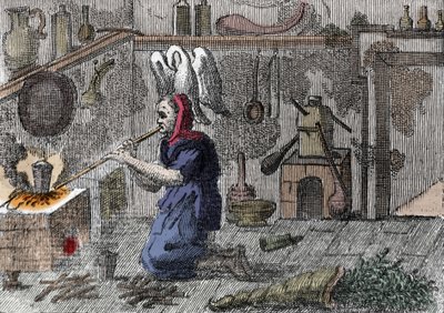 实验室里的女巫正在准备魔药，右边是一只装满魔药的角。 16 世纪的雕刻 作者 未知艺术家