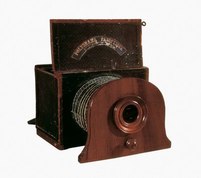巴黎的达盖尔 (Jacques Daguerre (1787-1851)) 照相机。 国立艺术与金属学院。 作者 未知艺术家