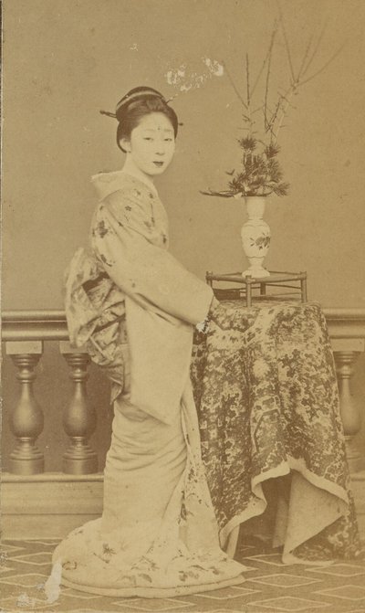 [站立的日本妇女] 作者 未知艺术家