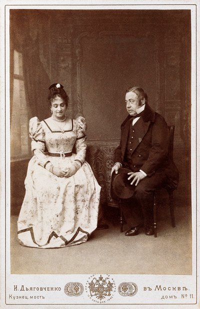 演员 Maksheev y Nikulin 在俄罗斯作家尼古拉·瓦西里耶维奇·果戈理（Nikolai Vasilievich Gogol，1809-1852）的“婚姻”场景中。 莫斯科马利剧院 作者 未知的摄影师