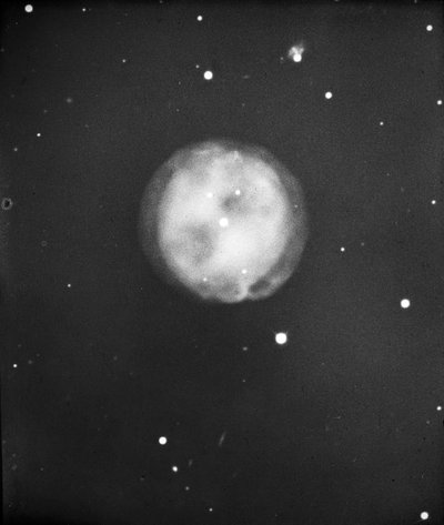 大熊座猫头鹰星云的天文玻璃板幻灯片（1910 年） 作者 未知的摄影师