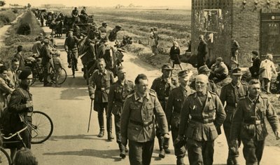 离开 Herrenvolk"，离开荷兰的德国士兵，1945 年 5 月（黑白照片） 作者 未知的摄影师
