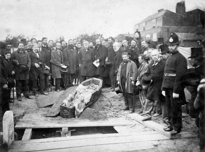 1871年乌戈-福斯科洛在奇斯威克公墓的遗体发掘--照片：Fratelli Caldesi工作室 - 1871年乌戈-福斯科洛在奇斯威克公墓的遗体发掘 作者 未知的摄影师