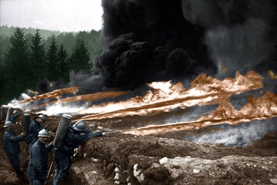 在战壕中使用火焰喷射器的法国士兵，Chemin des Dames 作者 未知的摄影师