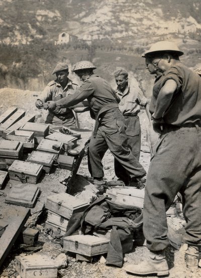 盟军新一轮推进期间，南非第六装甲师工兵在清理瓦多公路及周边地区时排除的德国地雷 作者 未知的摄影师