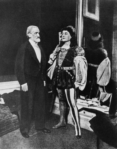 1887 年 2 月，在《奥赛罗》首映后，朱塞佩·威尔第和维克多·莫雷尔（伊阿古）在米兰的斯卡拉歌剧院。 作者 Unknown photographer