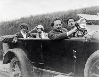Helene Berg、Alma Mahler、Franz Werfel 和 Alban Berg 在车中合影 作者 未知的摄影师