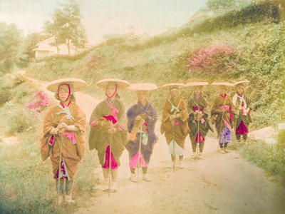 日本妇女七名日本妇女在乡村公路上站成一排。日本，约 1910 年。 作者 未知的摄影师