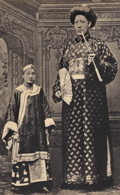 Les Monsters，中国的巨人。摄影，19世纪末，巴黎。私人收藏。 作者 未知的摄影师