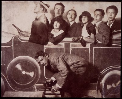 Max Morise、Simone Breton、Paul Eluard、Joseph Delteil、Gala Desnos、Andre Breton 和 Max Ernst（骑自行车），在蒙马特尔节上 作者 未知的摄影师