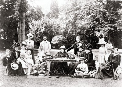 英国皇室成员，包括国王乔治五世、国王爱德华八世和维多利亚女王在花园聚会上。1895年至1901年间的摄影作品。 作者 未知的摄影师
