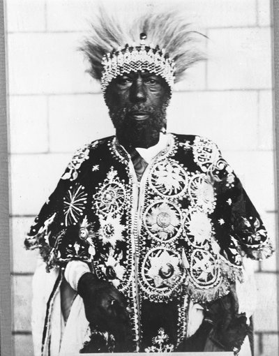 Menelik II (1844 - 1913) 埃塞俄比亚国王的肖像。 作者 未知的摄影师