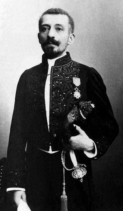 Portrait of Pierre Loti (1850-1923), novelist and officer of the French Navy, in an academic costume. 作者 未知的摄影师