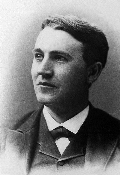 托马斯·阿尔瓦·爱迪生（Thomas Alva Edison，1847-1931 年）的肖像，美国商人和发明家。 作者 未知的摄影师