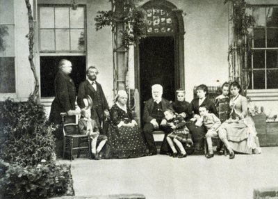 Portrait of Victor Hugo in exile in Guernsey in 1866 with Juliette Drouet on his right. 作者 未知的摄影师