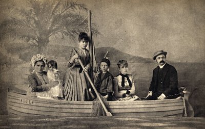 一个家庭与摄影师的肖像，在一艘船上摆放。摄影，19世纪末，巴黎。Coll.塞尔瓦。 作者 未知的摄影师