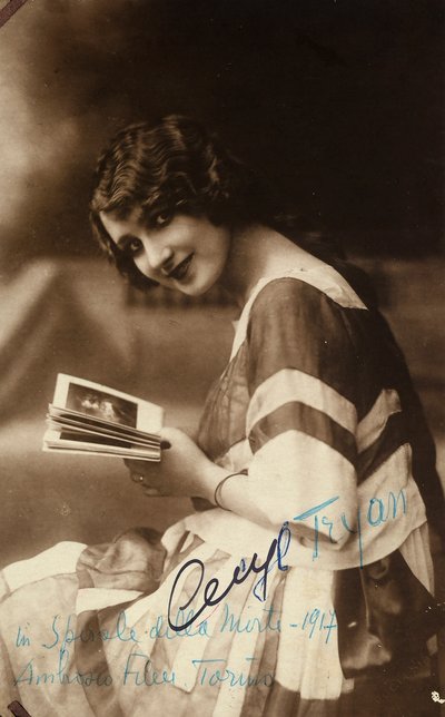 女演员塞西尔-特里安在 1918 年电影 "Spirale della morte "拍摄现场的肖像 作者 未知的摄影师