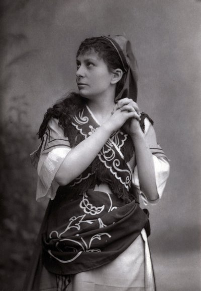 女高音歌唱家伊丽莎白-扬维尔在1881年查理-古诺的《萨莫拉的贡品》中的肖像。 作者 未知的摄影师