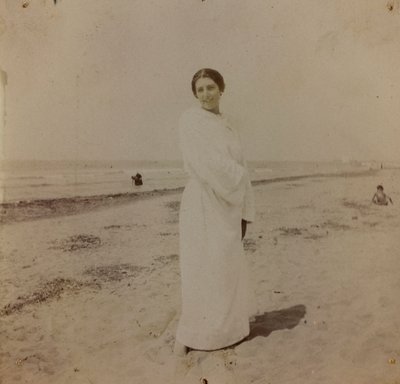 贝尔西利亚 Forte dei Marmi 海滩上的肖像，约 1910 年（照片） 作者 未知的摄影师