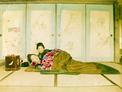 躺在蒲团上两名日本妇女躺在放在地板上的传统蒲团上。日本，约 1910 年。日本，东亚，亚洲。©Cultural Heritage Images/UIG/Leemage 作者 未知的摄影师