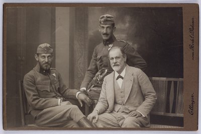 西格蒙德-弗洛伊德与儿子恩斯特和马丁身着军装，约 1916 年（黑白照片） 作者 未知的摄影师
