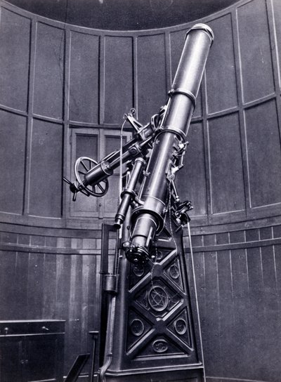 Giovanni Virginio Schiaparelli（1835-1910）在布雷拉（米兰）的天体物理学家的望远镜。他在火星上观察到直角形构造，称它们为火星运河（canali）。 作者 未知的摄影师