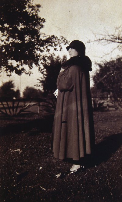 一位戴着帽子和外套的法国女人的复古照片，约 1920 年（黑白照片） 作者 未知的摄影师
