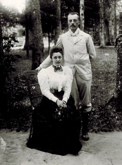 弗拉基米尔·德米特里耶维奇·纳博科夫 (1870-1922) 和埃琳娜·伊万诺夫娜·鲁卡维什尼科娃 (1876-1939)，匿名。 摄影师，约 1896 年，地区工作室博物馆，圣诞节 作者 未知的摄影师