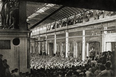 1920 年双年展期间，工人们在都灵的一家工厂集合，《工人运动史》（黑白照片） 作者 未知的摄影师