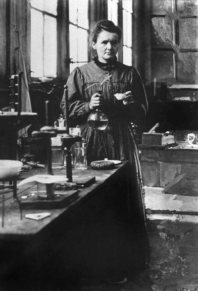 法国物理学家玛丽-居里（Marie Curie，1867-1934 年）1903 年诺贝尔物理学奖得主，1911 年诺贝尔化学奖得主，1898 年在她位于巴黎的第一间实验室。 作者 未知的摄影师