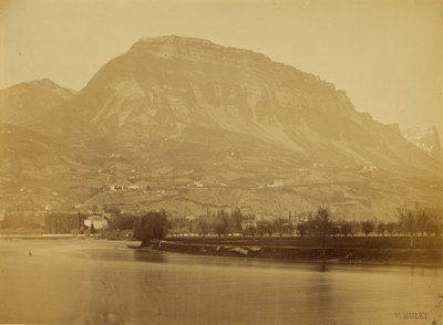 [从法国格勒诺布尔俯瞰伊泽尔河、圣埃纳尔山和 Dent de Crolles］ 作者 V. 穆泽特