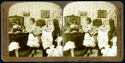 立体卡片描绘一个女人被绑在紧身胸衣，c.1900（棕褐色照片）（另见473244） 作者 美国佛蒙特州HC White Company