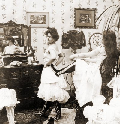 立体卡描绘一个女人被绑在紧身胸衣，c.1900（棕褐色照片）（另见473243） 作者 美国佛蒙特州HC White Company