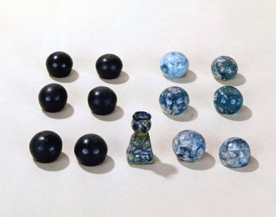 来自维京小镇比尔卡的国际象棋棋子（玻璃）。 作者 维京海盗